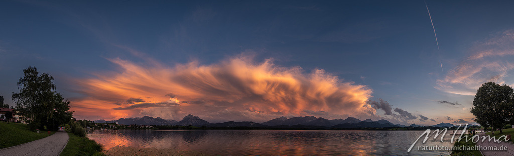 Spannende Wolken zum Abendrot am Hopfensee | Dies ist der Online-Shop von naturfoto.michaelthoma.de. Ich bin leidenschaftlicher Naturfotograf und fotografiere von der Andromedagalaxie bis zum Zwergtaucher, von der Ameise bis zum Orionnebel alles was mit Natur zu tun hat. Hier kann eine Auswahl meine - Realisiert mit Pictrs.com