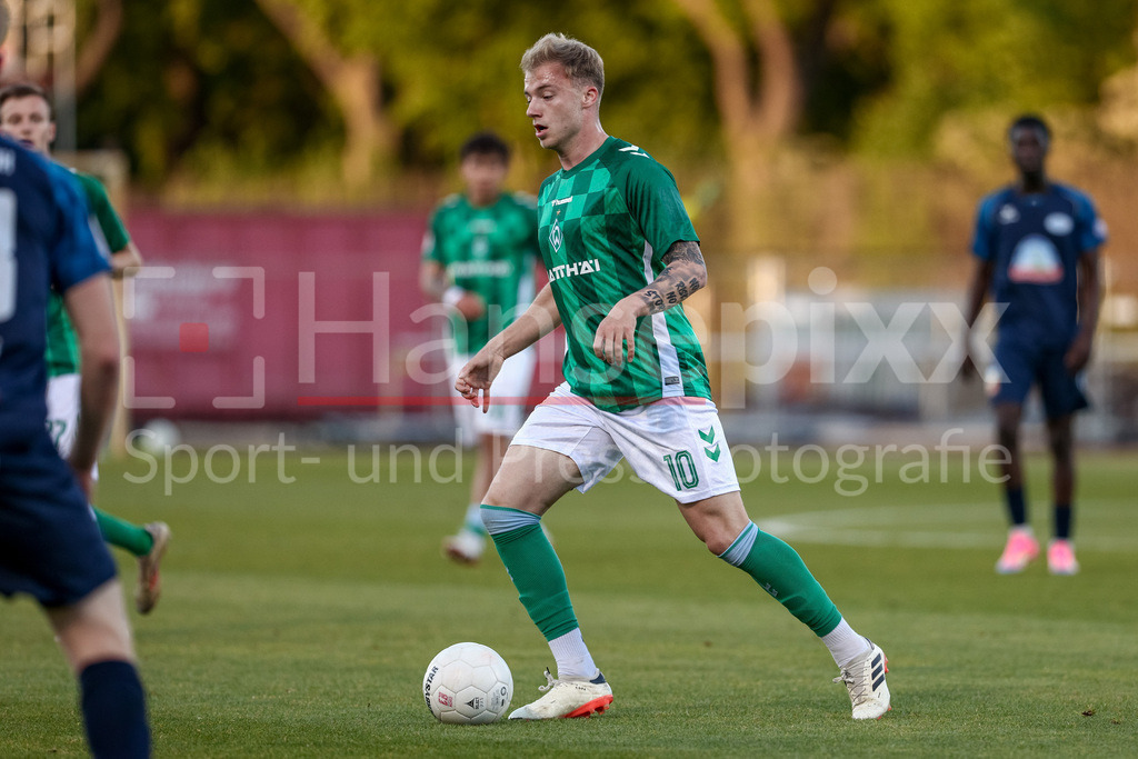 Fussball, Regionalliga Nord, SV Werder Bremen II - SSV Jeddeloh | Dennis Lütke-Frie (SV Werder Bremen II, 10) am Ball, Einzelbild, Ganzkörper, Aktion, Action, Spielszene