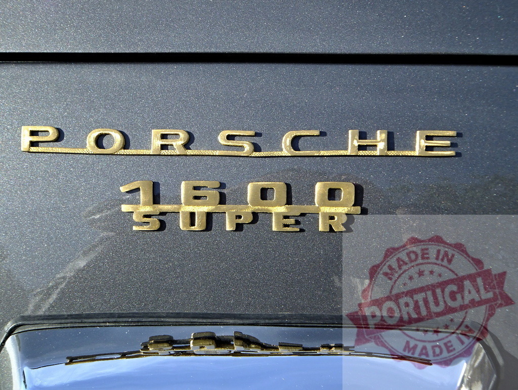 Porsche 1600 super lettering on classic car | Gold Porsche 1600 super lettering on the back of a classic gray Porsche car - Realisiert mit Pictrs.com