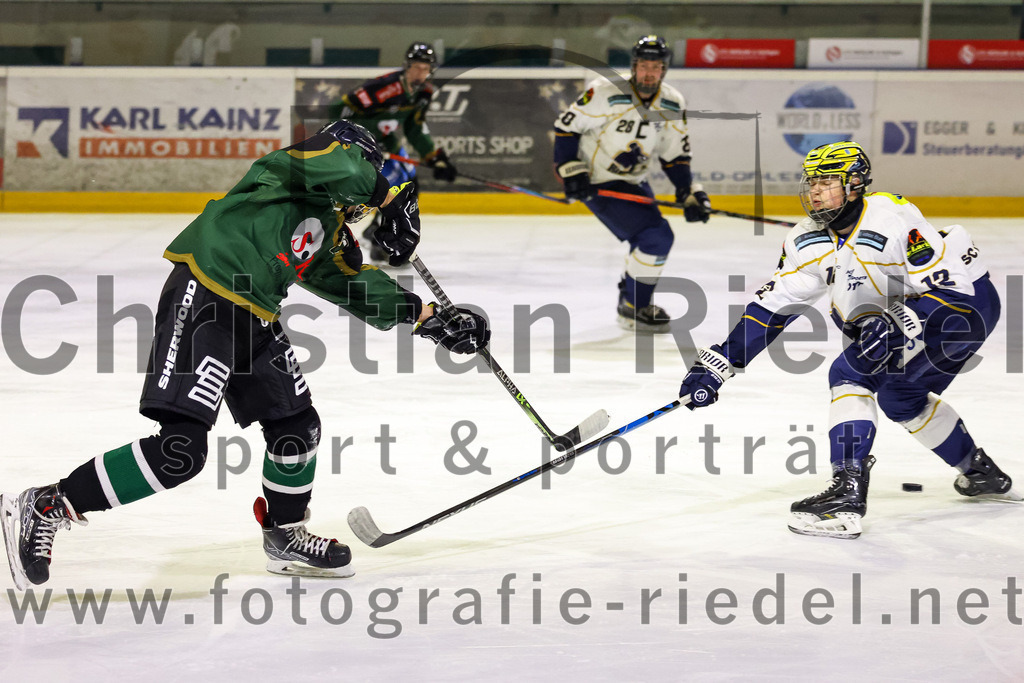 2022-11-26_068_TSV_Erding_gegen_ESC_Geretsried | Erding, Deutschland, 26.11.2022:
Eishockey, Bayernliga U20 2022 / 2023, xx. Spieltag, TSV Erding gegen ESC Geretsried, Endergebnis: 5:3

Marek Schlammer (Erding Gladiators, #4), Matthias Hölzl (ESC Geretsried, #12)

Foto: Christian Riedel / fotografie-riedel.net