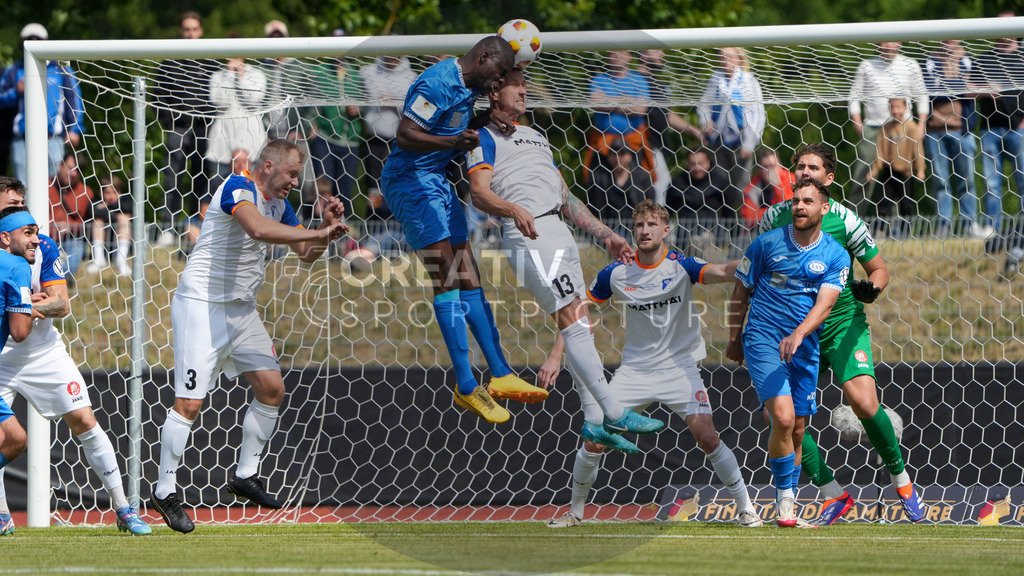 Fußball, Herren, Saison 2024/2025, Finaltag der Amateure 2025, Landespokal Brandenburg, Finale, VfB 1921 Krieschow vs. RSV Eintracht 1949, Samstag 24.05.2025, Volksparkstadion Neuruppin, | Fußball, Herren, Saison 2024/2025, Finaltag der Amateure 2025, Landespokal Brandenburg, Finale, VfB 1921 Krieschow vs. RSV Eintracht 1949, Samstag 24.05.2025, Volksparkstadion Neuruppin, Im Bild: Saheed Mustapha (l. RSV) und Martin Zurwasky (r. Krieschow) im Kopfballduell - Realisiert mit Pictrs.com