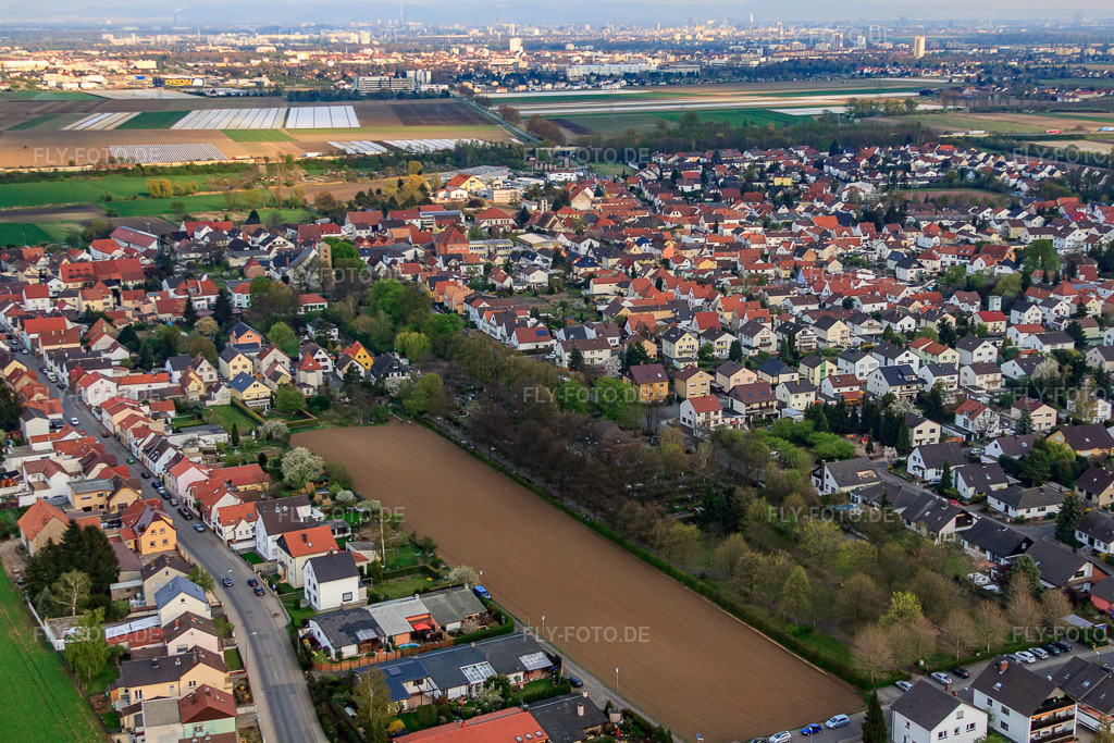 Luftbild: Ortsansicht von Nordwesten in Heßheim im Bundesland Rheinland-Pfalz in Deutschland. Foto: IMG_49862.jpg vom 13.04.2012 durch Werner Riehm/FLY-FOTO.de