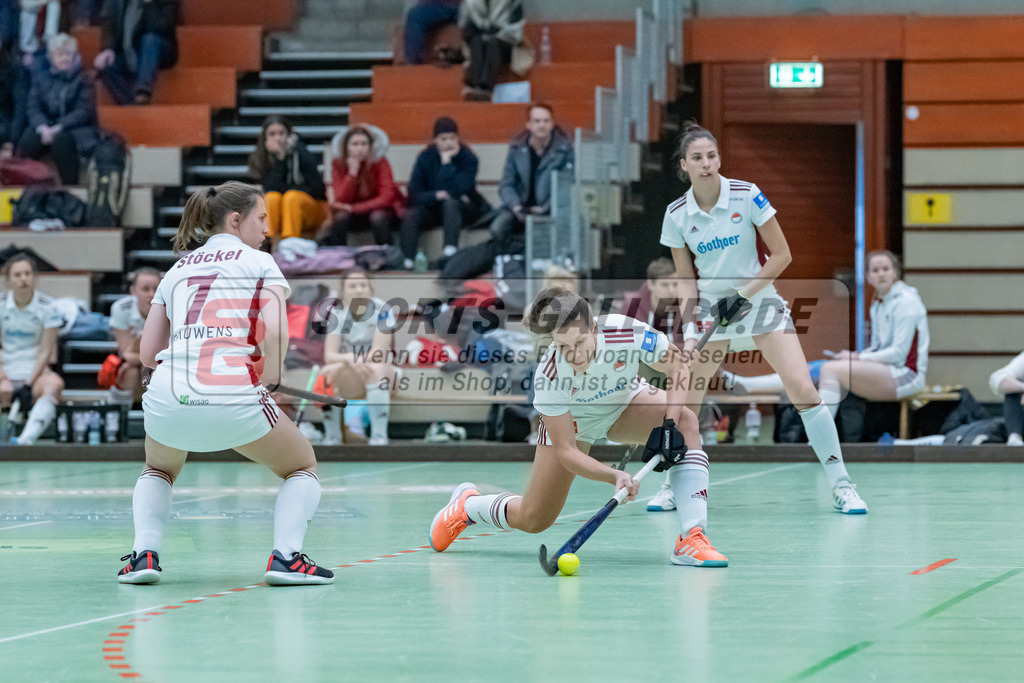 HK_20230122_103112 | 1. Bundesliga ( Halle ) Damen Crefelder HTC - Rot-Weiss Köln am 22.1.2023 Crefelder HTC  ( CHTC ) Halle Glockenspitz , Krefeld , Rebecca Grote ( Rot-Weiss Köln #9 ) , Lea Stöckel ( Rot-Weiss Köln #7 ) , Maja Weber ( Rot-Weiss Köln #21 )