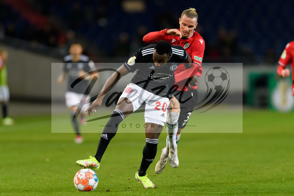 H96DUS20211027_040 | Fussball, Herren: Khaled Narey (Fortuna Duesseldorf) und Niklas Hult (Hannover 96) im Zweikampf bei dem Spiel der 2. Runde im DFB-Pokal zwischen Hannover 96 und Fortuna Duesseldorf in der HDI-Arena am 27.10.2021 in Hannover, Deutschland.DFB / DFL REGULATIONS PROHIBIT ANY USE OF PHOTOGRAPHS AS IMAGE SEQUENCES AND/OR QUASI-VIDEO. - Realisiert mit Pictrs.com