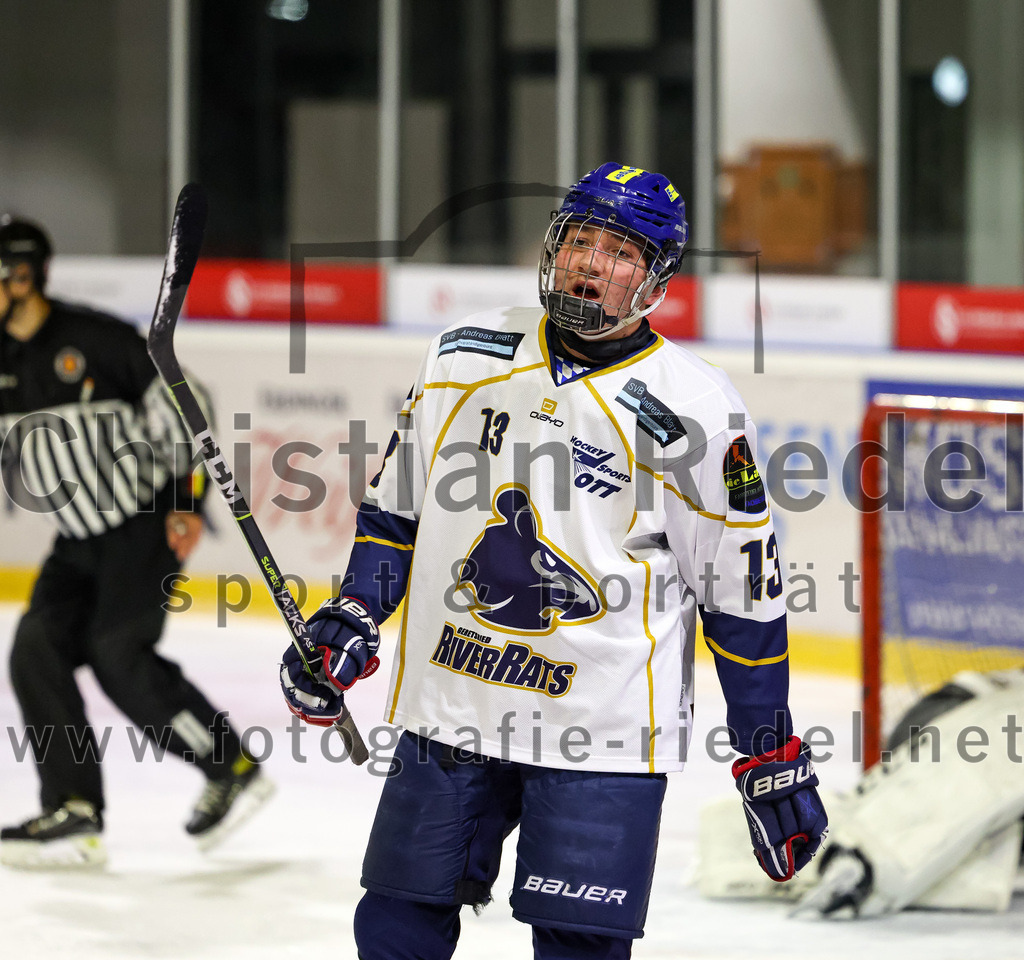 2022-11-26_054_TSV_Erding_gegen_ESC_Geretsried | Erding, Deutschland, 26.11.2022:
Eishockey, Bayernliga U20 2022 / 2023, xx. Spieltag, TSV Erding gegen ESC Geretsried, Endergebnis: 5:3

Lucas Lieb (ESC Geretsried, #13)

Foto: Christian Riedel / fotografie-riedel.net