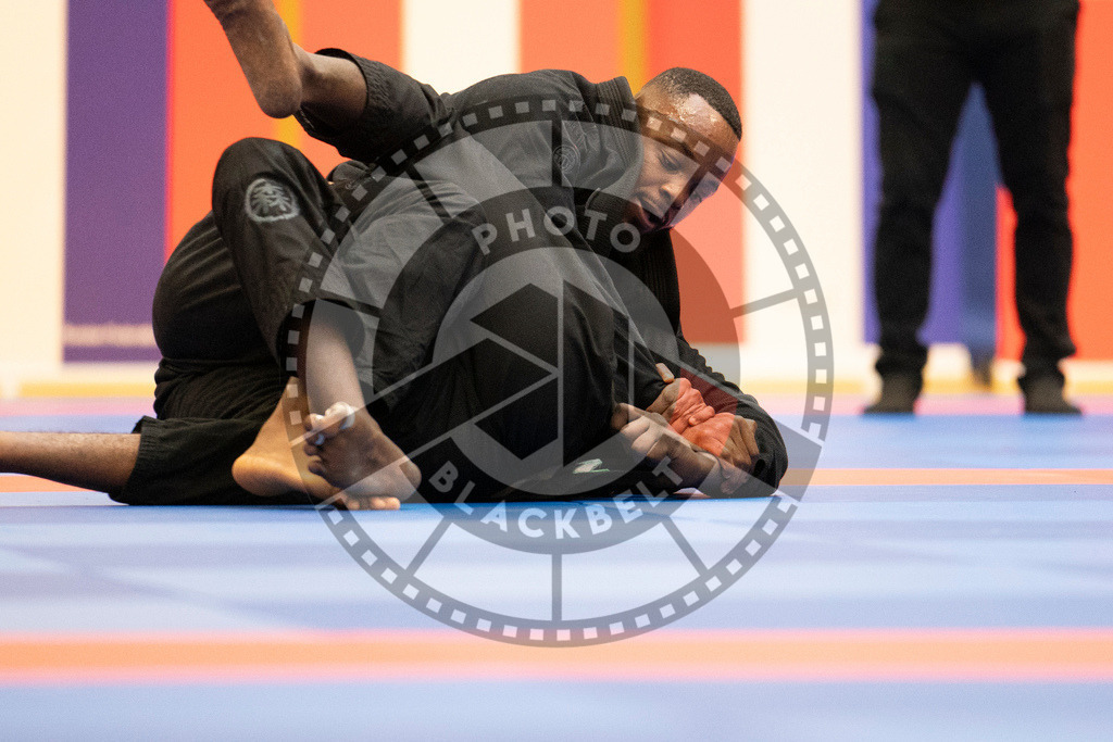 20231118PBB12744 | Fighters compete during the AJP Tour 600 Frankfurt Championship in Frankfurt/Main, Germany, on November 18, 2023.