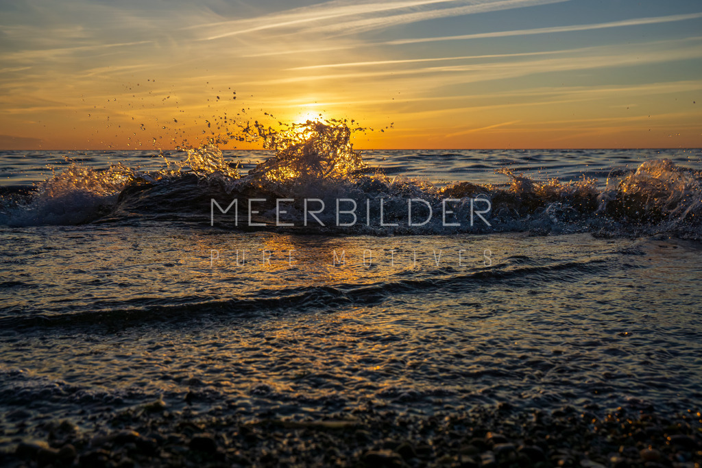 Fotoserie: Sunset & Splash // Sonnenuntergang am Meer | Erleben Sie mit mir die faszinierende Welt der "Goldenen Stunde"! In meiner neuen Serie "Sunset & Splash" entführen mich Küstentrips an traumhafte Orte, wo Sonnenuntergänge in leuchtenden Farben erstrahlen. Lassen Sie sich von den sanften Wellen und dem spritzigen Spiel des Wassers inspirieren, während die Sonne am Horizont versinkt. Tauchen Sie ein in eine visuelle Reise voller Magie und Emotionen!