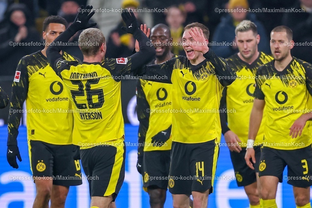 BVB13022601038 | 13.02.2026, Fußball, Borussia Dortmund - 1.FSV Mainz 05,, 1. Fußball Bundesliga, 22. Spieltag, Signal Iduna Park, Saison 2025 2026: Torjubel nach dem Tor zum 2:0 durch Torschütze Maximilian Beier&nbsp;(BVB #14)   zusammen mit Julian Ryerson&nbsp;(BVB #26)  DFB regulations prohibit any use of photographs as image sequences and or quasi-video.