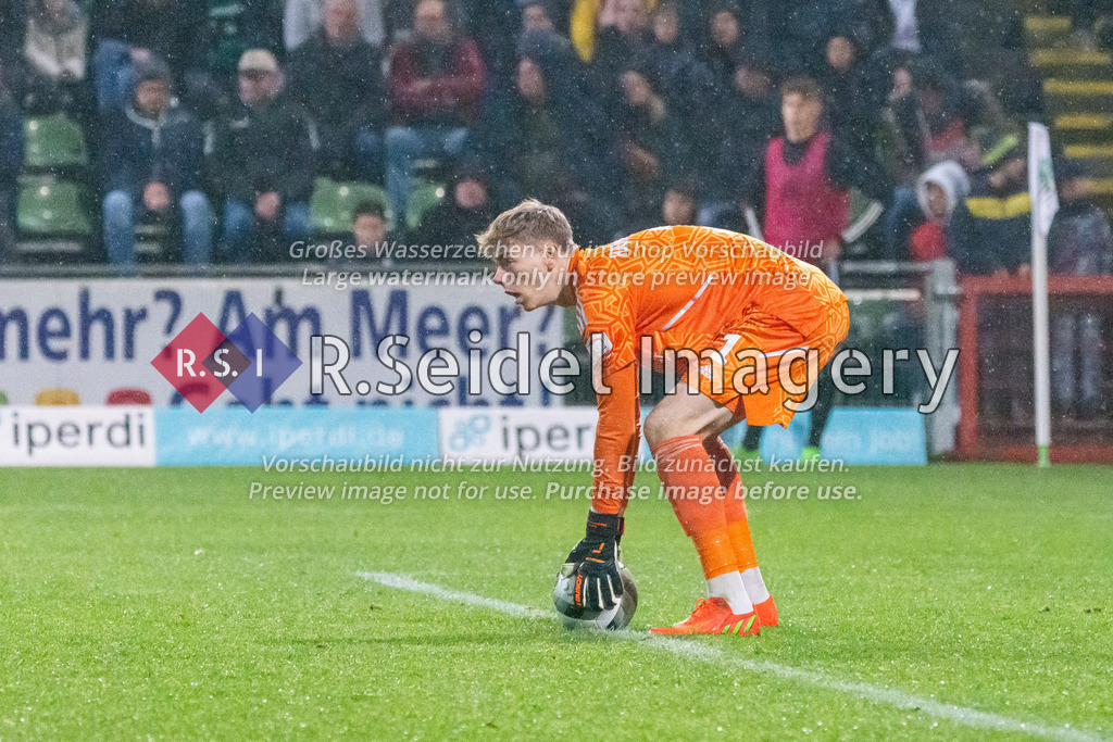 Fußball, Saison 2022/23, Regionalliga Nord, VfB Lübeck - Hamburger SV II, Stadion an der Lohmühle (Lübeck), 25.11.2022, 20. Spieltag | Leo Oppermann (#1, HSV II, Torwart)