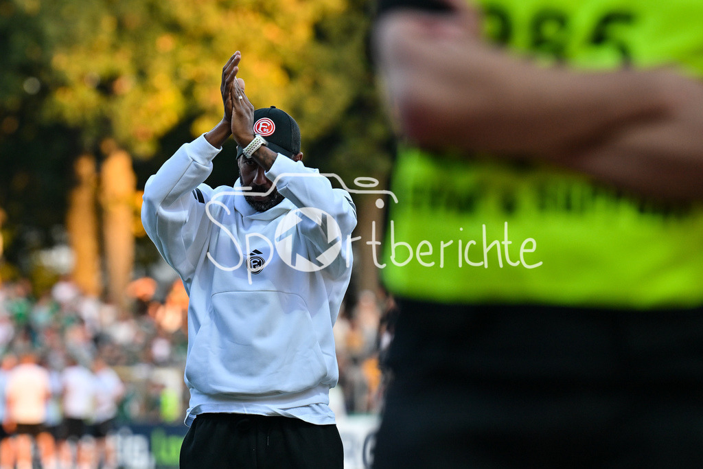 1. FC Schweinfurt 05 - Fortuna Düsseldorf | Die Spieler der Fortuna feiern zusammen mit den Fans den Pokalsieg in Schweinfurt / DFB-Pokal: 1. FC Schweinfurt 05 - Fortuna Düsseldorf; Riedel-Bau Arena am 18.08.2025 / Daniel THIOUNE Trainer Fortuna Düsseldorf