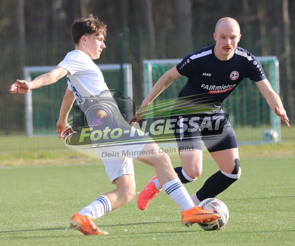 TuS Bruchmühlen - VfL Holsen | Auf dem Bild zu sehen: weiß TuS Bruchmühlen: Luis Manthey ; schwarz VfL Holsen: Luca Jan FiluschTuS Bruchmühlen, VfL Holsen, Saison 25/26, Kreisliga A, Deutschland - Realisiert mit Pictrs.com