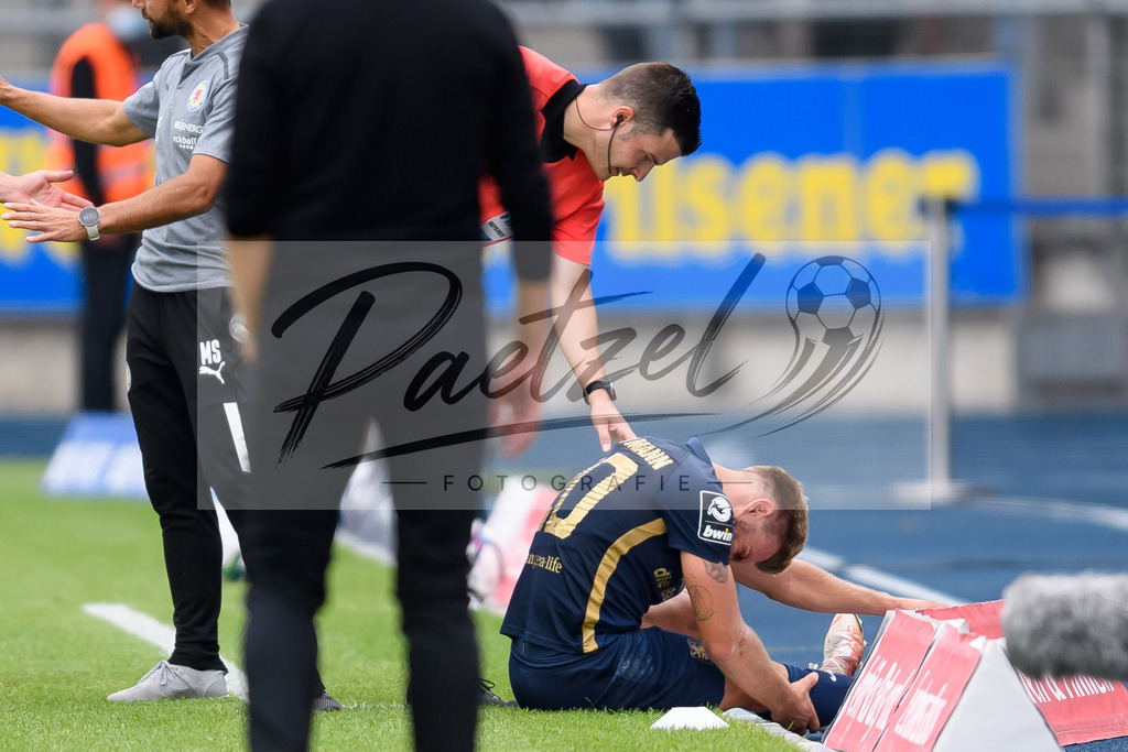 EBSTSV20210828_057 | Fussball, Herren: Yannick Deichmann (TSV 1860 Muenchen) verletzt beim Spiel der 3. Liga zwischen Eintracht Braunschweig und TSV 1860 Muenchen im Eintracht-Stadion am 28.08.2021 in Braunschweig, Deutschland.DFB / DFL REGULATIONS PROHIBIT ANY USE OF PHOTOGRAPHS AS IMAGE SEQUENCES AND/OR QUASI-VIDEO. - Realisiert mit Pictrs.com