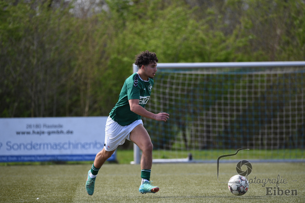 FC Rastede-VFL Oldenburg | B-Jugend Bezirksliga; FC Rastede (blau)-VFL Oldenburg (grün) am 06.04.2024; in Rastede (Sportanlage Köttersweg), Photo: Philip Eiben 2024 - Realisiert mit Pictrs.com