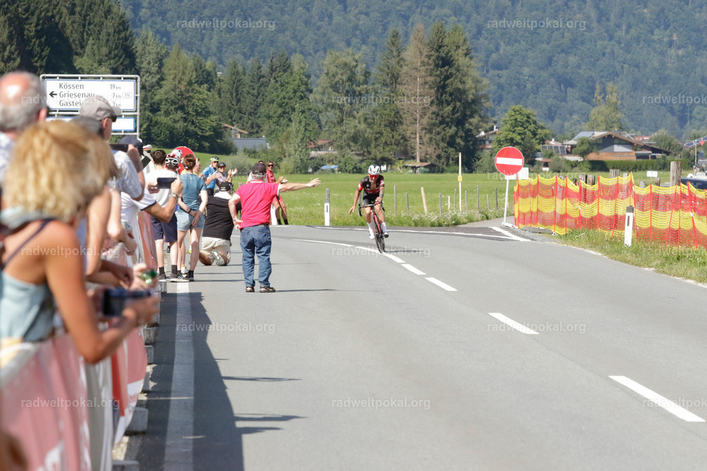 1193_20230817_Bewerb_Maenner_Muehlanger | AUT - OESTERREICH, 2023-08-16: SPORT RENNRAD-FAHREN - 55. INTERNATIONALER RADWELTPOKAL IN ST. JOHANN IN TIROL  - Vintage-Radrennen mit WM-Bronze-Medaillen-Siegerin Christina Schweinberger, den Teilnehmer und Alexander Baumann (vom Orginastions-Team) - TAG 2 BEWERB MAENNER IN SECHS GRUPPEN  ; Foto: Roland Muehlanger