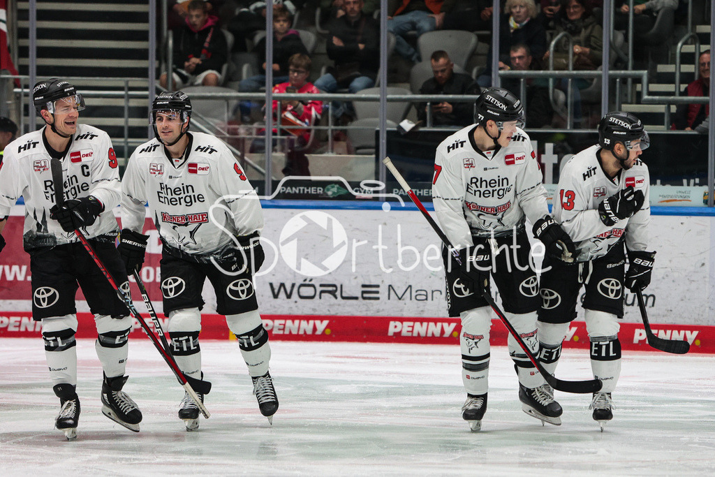 Augsburger Panther - Koelner Haie  | Die Gaeste jubeln nach dem Treffer zum 0-2 durch Nicholas BAPTISTE (KEC #13)
