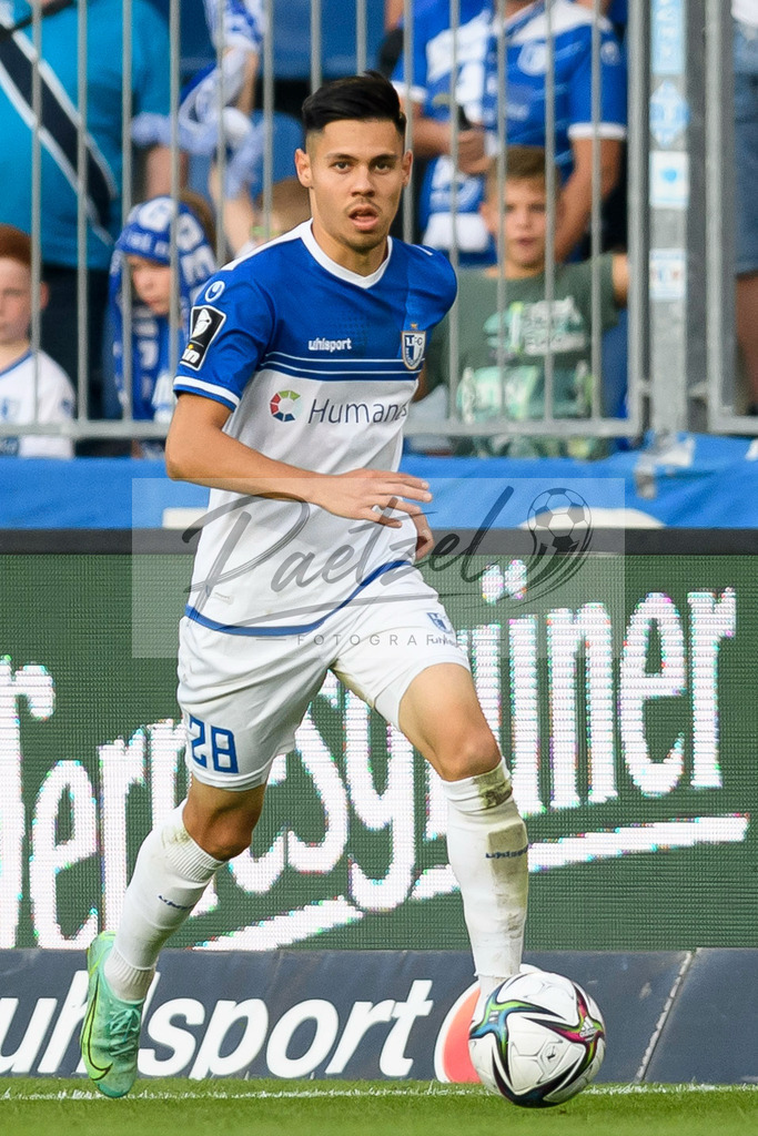 FCMFCK20210904_177 | Fussball, Herren: Raphael Obermair (1. FC Magdeburg) in Aktion, am Ball, Einzelaktion beim Spiel der 3. Liga zwischen 1. FC Magdeburg und 1. FC Kaiserslautern in der MDCC-Arena am 04.09.2021 in Magdeburg, Deutschland.DFB / DFL REGULATIONS PROHIBIT ANY USE OF PHOTOGRAPHS AS IMAGE SEQUENCES AND/OR QUASI-VIDEO. - Realisiert mit Pictrs.com