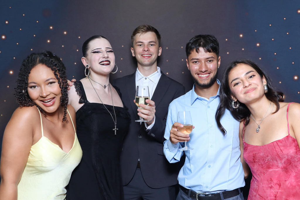 ZD260628112736-156 | Fotoshop von zweidimensional Fotografie. Ihr Fotograf im Aargau. Abzüge von Ihrem Fotobox Event bestellen.Abzüge von Ihrem Hochzeit bestellen.Abzüge von Ihrem Schulfotograf bestellen.