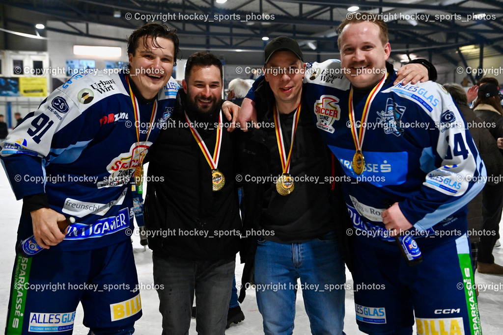 ESC SOCCERZONE STEINDORF vs. 1. EHC Althofen | #91 Kravanja Kristian ESC Steindorf, Asisstentcoach ESC Steindorf Gasser Daniel, Headcoach ESC Steindorf Mayer Michael, #64 Stichauner Fabian ESC Steindorf, ESC SOCCERZONE STEINDORF vs. 1. EHC Althofen, Siegerehrung ESC SOCCERZONE STEINDORF & 1. EHC Althofen am 08.03.2025 in Steindorf (Ossiachersee Halle), Austria, (Photo by Bernd Stefan)