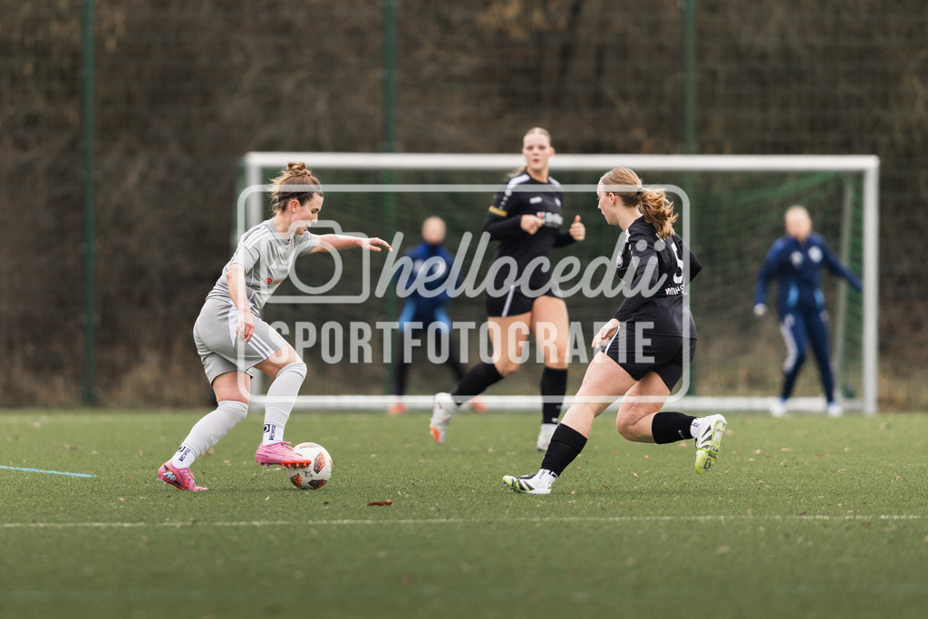 Fußball I Frauen I Saison 2025-2026 I Testspiel I DjK Wacker Mecklenbeck - BW Hollage I 08.02.2026-040 | Emily Grimm (12, BW Hollage) Charlotte Weinhold (5, Wacker Mecklenbeck) - Realisiert mit Pictrs.com