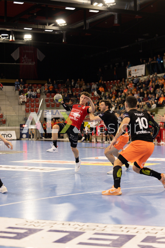 Handballen I Herren I Saison 2025-2026 I Quickline Handball League 2026 | Men I 18. Spieltag I Pfade Winterthur - Kadetten Schaffhausen I 20.12.2025 | 5 Tiago Cuencas (Pfadi Winterthur) – Rückraum mitte - Realisiert mit Pictrs.com