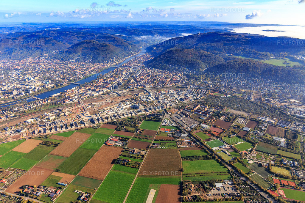 Luftbild: Stadtübersicht am Neckartal aus Südosten im Ortsteil Weststadt in Heidelberg im Bundesland Baden-Württemberg in Deutschland. Foto: IMG_104233.jpg vom 31.10.2017 durch Werner Riehm/FLY-FOTO.de