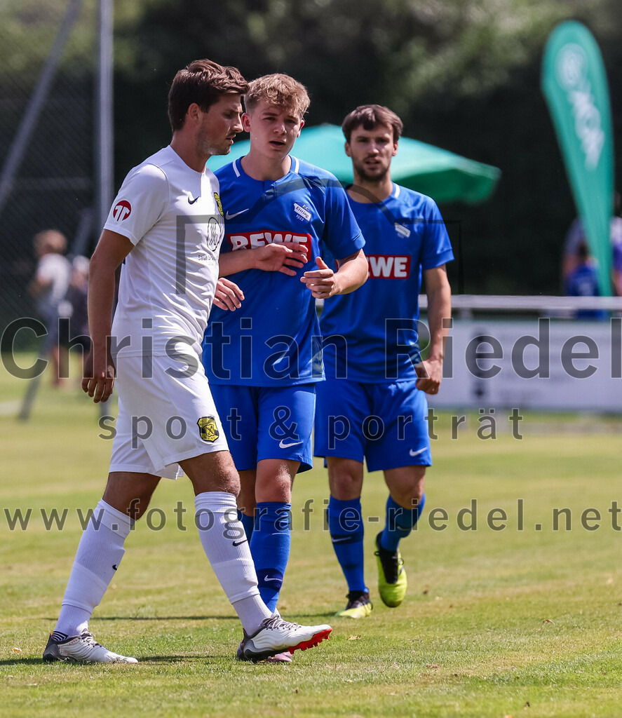 2023-07-22_021_FC_Eitting_gegen_FC_Moosinning | Eitting, Deutschland, 22.07.2023:
Fußball, Kreisliga 2023 / 2024, Testspiel, FC Eitting gegen FC Moosinning, Endergebnis: 0:4

Christian Reiser (FC Moosinning, #17), Jonas Heinritzi (FC Eitting, #8)

Foto: Christian Riedel / fotografie-riedel.net