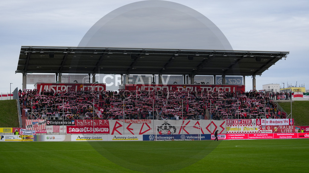 Fußball, Herren, Saison 2025/2026, Regionalliga Nordost, 14. Spieltag, FSV Zwickau vs. FSV 63 Luckenwalde, Samstag 01.11.2025, GGZ-Arena Zwickau | Fußball, Herren, Saison 2025/2026, Regionalliga Nordost, 14. Spieltag, FSV Zwickau vs. FSV 63 Luckenwalde, Samstag 01.11.2025, GGZ-Arena Zwickau, Im Bild: Die Fan-Kurve der Fans des FSV Zwickau in der GGZ Arena. - Realisiert mit Pictrs.com