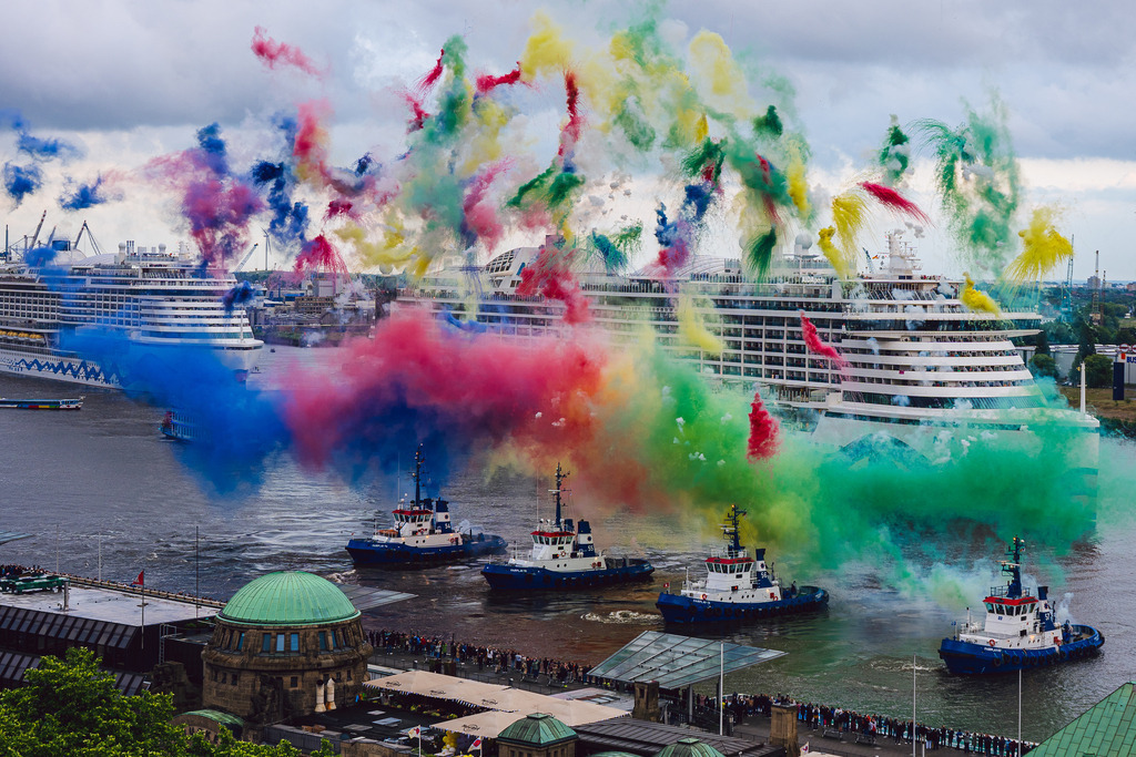 AIDA 30 Jahre 3 | AIDA feiert 30. Geburtstag im Hamburger Hafen. Fairplay unterstützt mit einem farbenprächtigen Spektakel. - Realisiert mit Pictrs.com