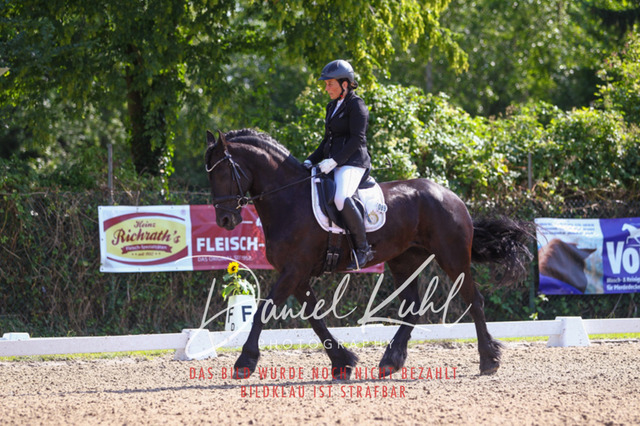 DKP42875 | Turnierfotos kaufen im Webshop von Daniel Kuhl Photography – entdecke professionelle Reitsportfotos aus Turnieren & Events. Hochwertige Turnierbilder online bestellen & sichern. Jetzt Fotos von Reitsportturnieren kaufen!