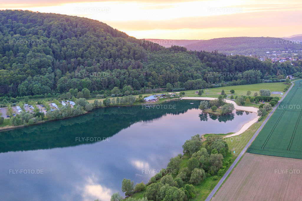 Luftbild: Badesee Godelheimer See in Höxter im Bundesland Nordrhein-Westfalen in Deutschland. – Foto: IMG_079625.jpg vom 24.05.2015 durch Werner Riehm/FLY-FOTO.de – Auflösung des Originals: 5331 x 3554 px – Freizeitanlage Höxter-Godelheim