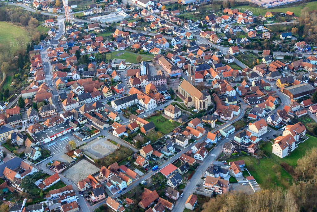 Aerial view: Town center with Église Saint-Étienne in Seltz in the state Bas-Rhin, France. – Photo: IMG_22952.jpg taken on 11/21/2009 by Werner Riehm/FLY-FOTO.com – Resolution of the original: 4491 x 2994 px