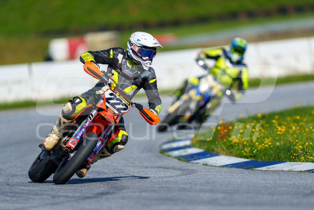 SuperMoto_Staatsmeisterschaft_Greinbach_155 | GRIPcapture steht für authentische Sportfotografie in Österreich – für Momente, die mehr sind als Geschwindigkeit oder Ergebnis. Es geht um Emotion, Spannung, Fokus und den Augenblick, der oft nur einen Wimpernschlag dauert.Ob Motorsport, Teamsport oder 