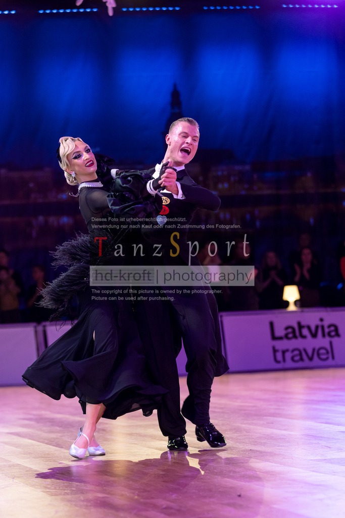 20241215_WDSF_Int_Open_Std-Riga-9930 | Tanzsportbilder, Standardtanz, Lateintanz, WDSF, DTV, LTVB, dancecomp, goc, hessen tanzt, blaues band der spree, walzer, tango, wiener walzer, slowfox, quickstepp, samba, rumba, cha-cha-cha, paso doble. jive, hd-kroft photography, turniertanzsport