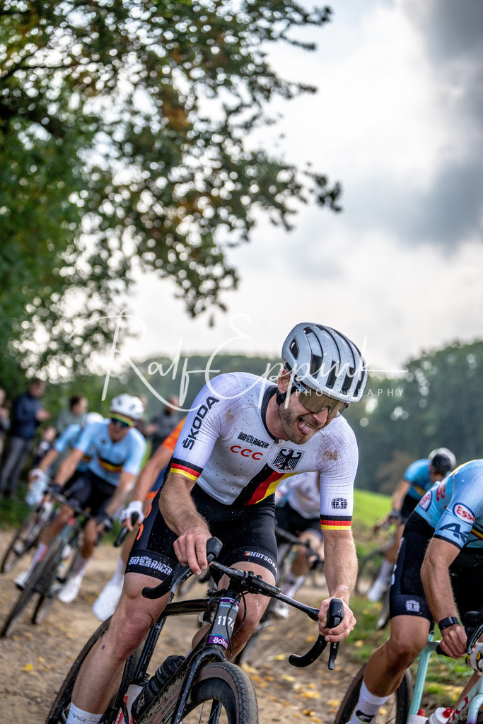 Ralf Eppink Photography 20251012_DSC02579 | Sportfotografie, Eventfotografie, Porträtfotografie, Radsport Fotograf, Triathlon Fotograf, Düsseldorf Fotograf, Köln Fotograf, Actionfotografie, Teamfotografie, Peoplefotografie, Business Portraits, Veranstaltungsfotografie, Reportagefotografie - Realisiert mit Pictrs.com