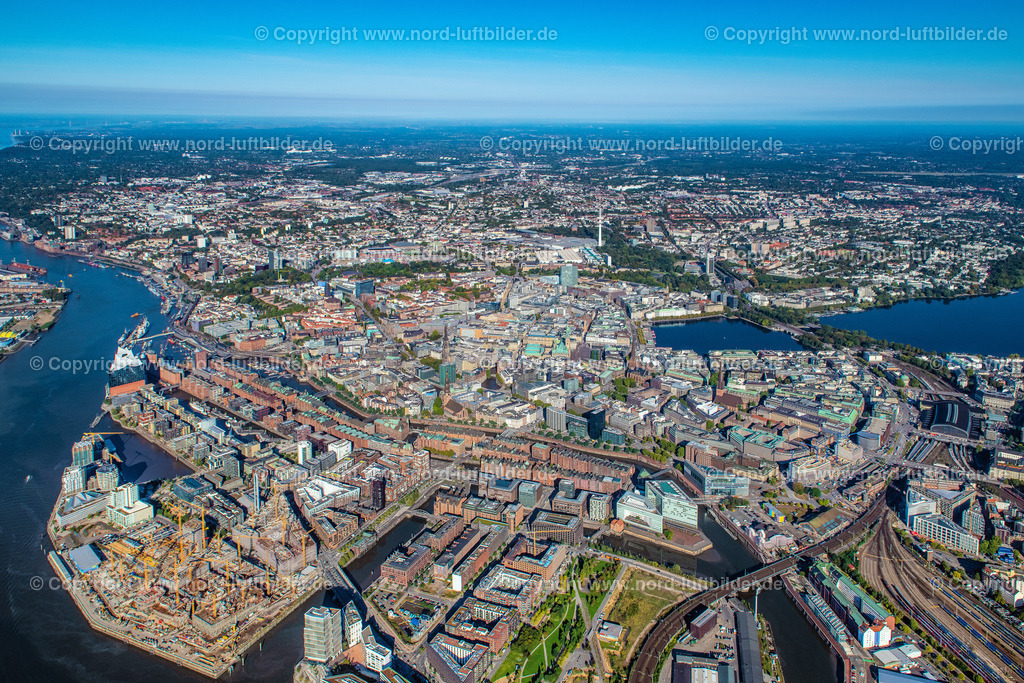 Hamburg_Hafencity_Hafen_ELS_3887220922 | HAMBURG 22.09.2022 Baustelle zum Neubau des Gebäudekomplexes des Einkaufszentrum am Überseequartier am Chicagokai - Osakaallee im Bereich des ehemaligen Grasbrooks im Ortsteil Hafencity in Hamburg, Deutschland. Weiterführende Informationen bei: CHRISTIAN DE PORTZAMPARC,  Depenbrock Bau GmbH & Co. KG,  F + Z Baugesellschaft, Zweigniederlassung der Hecker Bau GmbH & Co. KG,  Stump-Franki Spezialtiefbau GmbH,  Unibail-Rodamco Germany GmbH,  Unibail-Rodamco ÜSQ Süd Quartiersmanagement GmbH. // Construction site for the new building complex of the shopping center at Ueberseequartier at Chicagokai - Osakaallee in the area of the former Grasbrooks in the Hafencity district in Hamburg, Germany. Further information at: CHRISTIAN DE PORTZAMPARC,  Depenbrock Bau GmbH & Co. KG,  F + Z Baugesellschaft, Zweigniederlassung der Hecker Bau GmbH & Co. KG,  Stump-Franki Spezialtiefbau GmbH,  Unibail-Rodamco Germany GmbH,  Unibail-Rodamco UeSQ Sued Quartiersmanagement GmbH. Foto: Martin Elsen