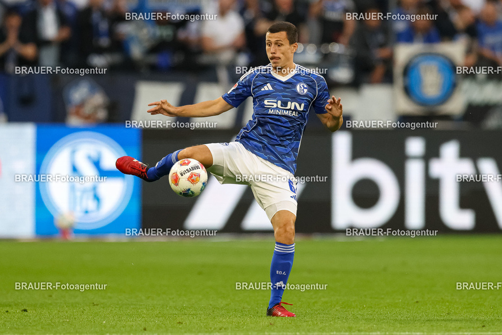 1_S04BER_20250801_0981.JPG -  - FC Schalke 04 - Hertha BSC Berlin - 2. Bundesliga | Gelsenkirchen, Deutschland, 01.08.25: Ron Schallenberg (FC Schalke 04) in Aktion, am Ball, Einzelaktion waehrend des Spiels der 2. Bundesliga zwischen FC Schalke 04 - Hertha BSC Berlin in der Veltins-Arena am 01. August 2025 in Gelsenkirchen, Deutschland. (Foto von Stefan Brauer/Brauer-Fotoagentur)DFB/DFL REGULATIONS PROHIBIT ANY USE OF PHOTOGRAPHS AS IMAGE SEQUENCES AND/OR QUASI-VIDEO.