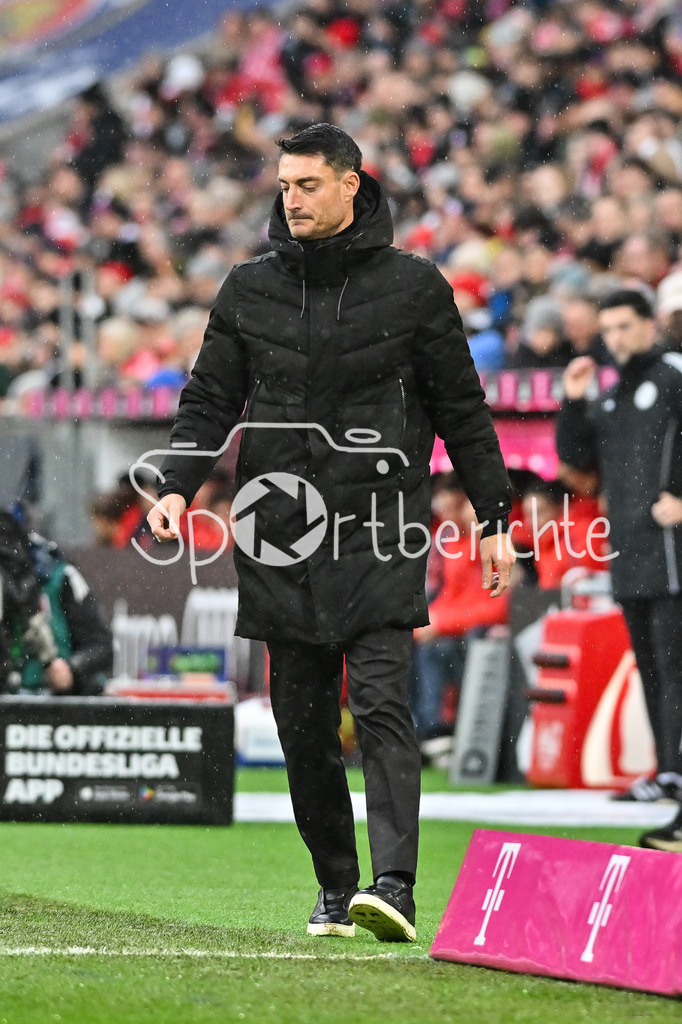 FC Bayern München - Eintracht Frankfurt | MUNICH, GERMANY - 21. FEBRUARY: im Bild Albert RIERA Trainer Eintracht Frankfurt / Einzelfoto / Freisteller während dem Bundesligamatch zwischen dem FC Bayern München und der SG Eintracht Frankfurt am 23. Spieltag in der Allianz Arena / DFL REGULATIONS PROHIBIT ANY USE OF PHOTOGRAPHS AS IMAGE SEQUENCES AND/OR QUASI-VIDEO