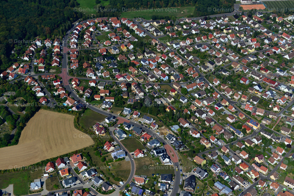 3650663 | HöCHBERG 13.09.2016 Wohngebiet - Mischbebauung der Mehr- und Einfamilienhaussiedlung  in Höchberg im Bundesland Bayern, Deutschland // Residential area - mixed development of a multi-family housing estate and single-family housing estate  in Höchberg in the state Bavaria, Germany Foto: Gerhard Launer