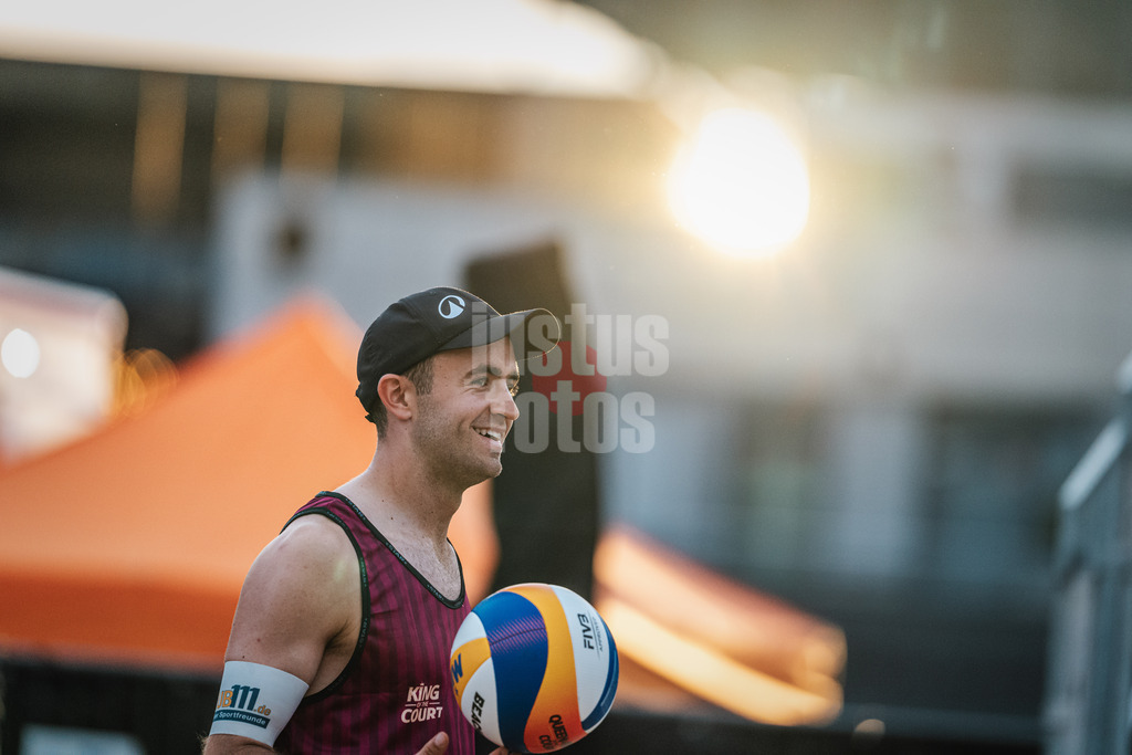 Beachvolleyball | Männer | Queen and King of the Court | Hamburg | 30.05.2024 | Tilo Rietschel im Abendlicht lächelnd