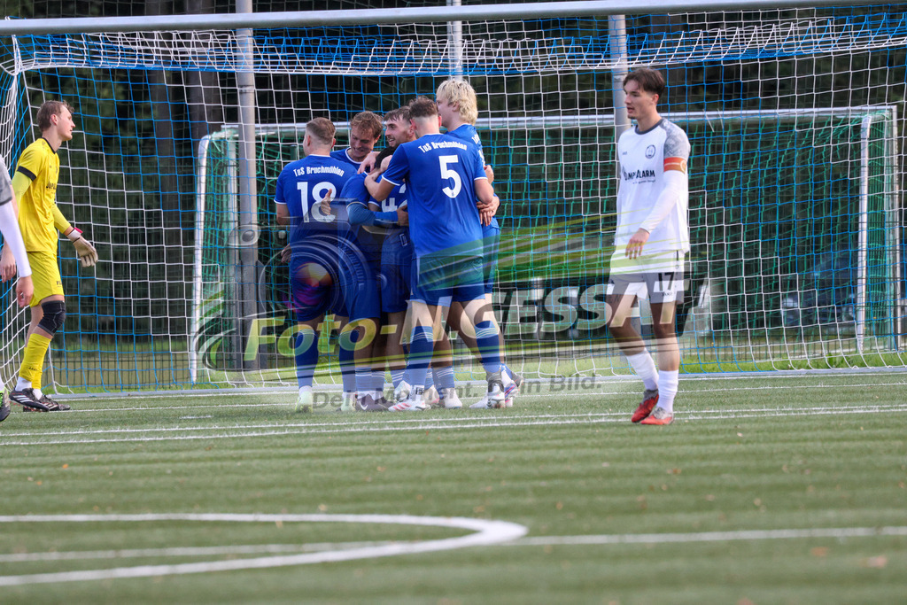 TuS Bruchmühlen - Bünder SV | Auf dem Bild zu sehen: blau TuS Bruchmühlen: Jubeltraube 2:0TuS Bruchmühlen, Bünder SV, Saison 26/27, Kreisliga A, Bruchmühlen, Deutschland - Realisiert mit Pictrs.com