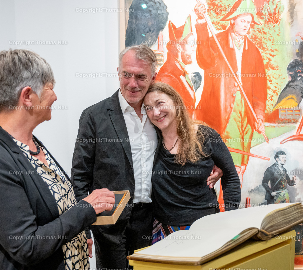 DSC_0897 | 6.7.2024, bbe, Museum Bensheim, Ausstellung Neo Rauch "im Papiergrund", hier mit Ehefrau Rosa Loy, beim Eintrag ins goldene Buch der Stadt Bensheim, linkis Bürgermeisterin Christine Klein,  Bild: Thomas Neu