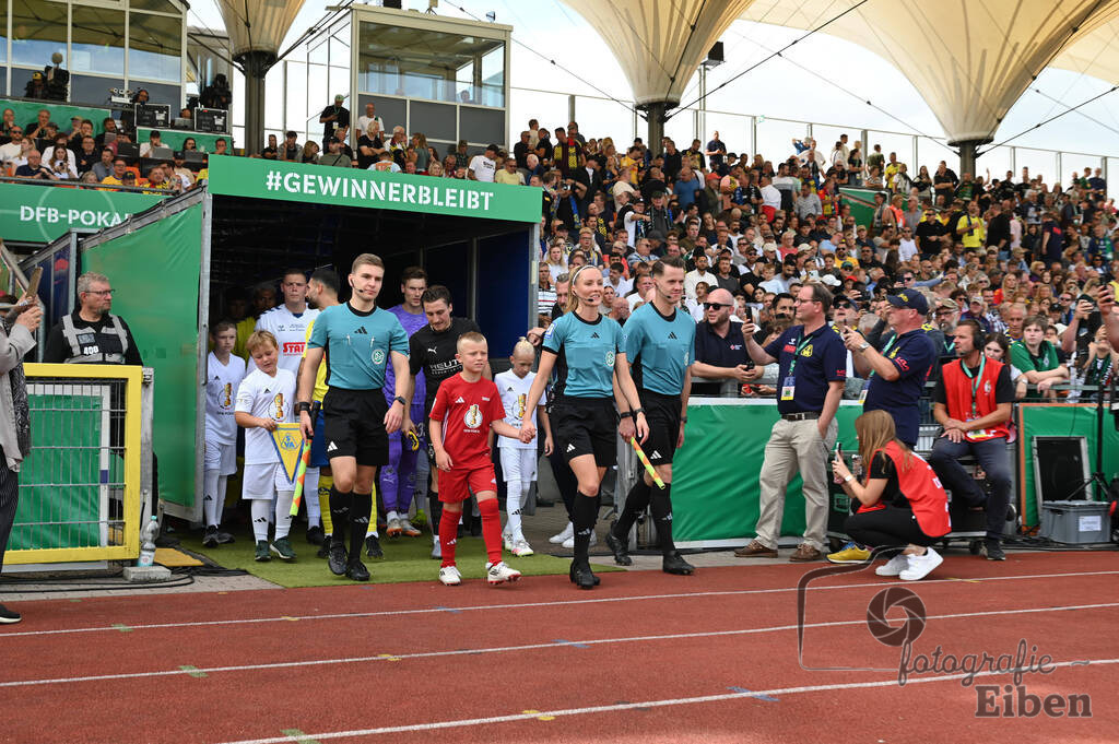 SV Atlas-Delmenhorst-Borussia Mönchengladbach | DFB-Pokal 1. Runde;SV Atlas Delmenhorst (gelb)-Borussia Mönchengladbach (schwarz) am 17.08.2025 in Oldenburg (Marschweg-Stadion), Photo: Philip Eiben 2025 - Realisiert mit Pictrs.com