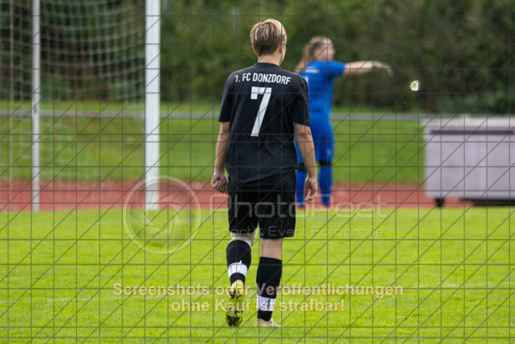 20250928_144248_0629 | #,1.FC Donzdorf (schwarz) vs. TV Derendingen (rot), Fussball, Frauen-Verbandsliga Württemberg, 03. Spieltag, Saison 2025/2026, Rasenplatz Lautertal Stadion, Süßener Straße 16, 73072 Donzdorf, 28.09.2025 - 13:00 Uhr,Foto: PhotoPeet-Sportfotografie/Peter Harich