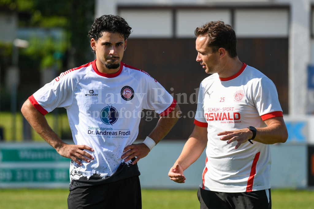 SpVgg Plattling : TSV Mauth I Testspiel 21.06.2025 I Bezirksliga West ( BzL Ndb. West) | Arda Ulukus (SpVgg Plattling) im Gespräch mit Trainer Johannes Wittenzellner  - Realisiert mit Pictrs.com