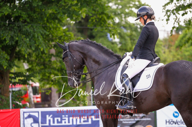DKP41143 | Turnierfotos kaufen im Webshop von Daniel Kuhl Photography – entdecke professionelle Reitsportfotos aus Turnieren & Events. Hochwertige Turnierbilder online bestellen & sichern. Jetzt Fotos von Reitsportturnieren kaufen!
