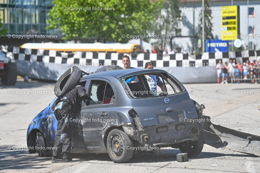 Linz_ Autostunt_ Monstertruck_ Show_ 20.05.2024-22 | 20.05.2024, Linz, AUT, Stuntshow, im Bild Linz, Autostunt, Monstertruck, Show, Schrottauto, Stuntman, Motor, Artistik, Ueberschlag, Feuershow, Zuschauer