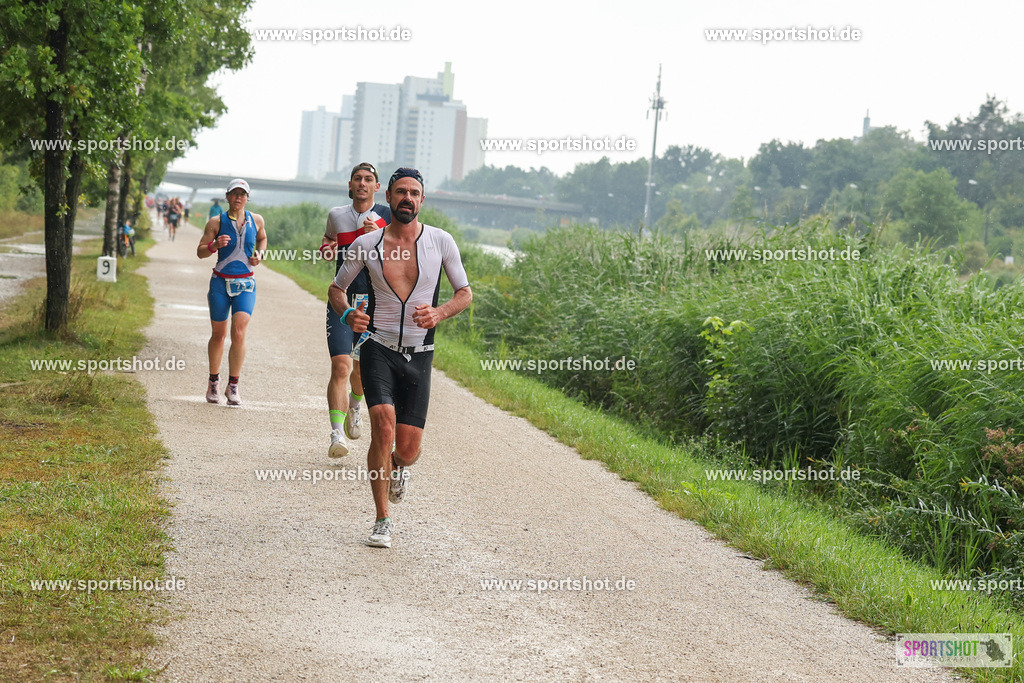 LUR_1450 | 34. M-net Erlanger Triathlon 2025 #erlangertriathlon  #mnettriathlon2025 #mnettriathlon #team #olympischedistanz #mitteldistanz #triathlon #maindonaukanal  #erlangertriathlon2025 #yourpictrs #tv1848 #tv1848erlangen  #triathlonbayern #sportinerlangen #demsportverbunden #sportshot_your_pictrs Copyright: www.sportshot.de