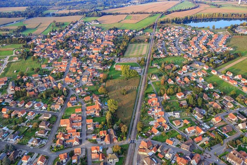 Vue aérienne: La voie ferrée traverse la ville de part en part. à Rountzenheim dans le département Bas Rhin, France – .Photo: IMG_074335.jpg prise le 04/10/2014 par Werner Riehm/FLY-FOTO.eu – Résolution de l'original: 5472 x 3648 px