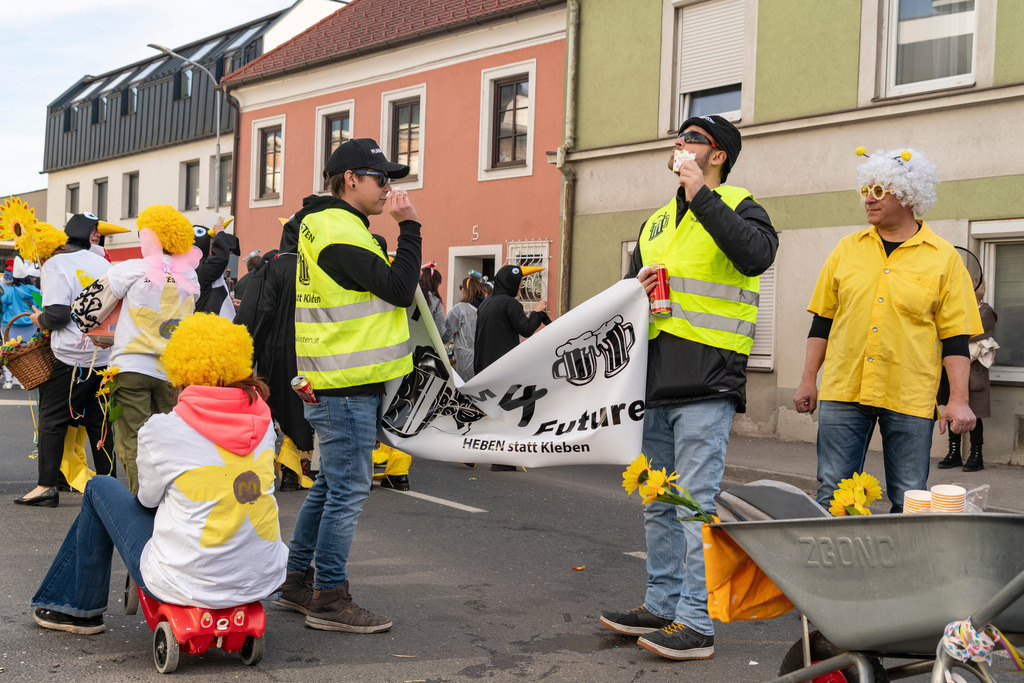 Umzug2025-085_8979 | Fotostrecke: FASCHINGSUMZUG 2025 in Loosdorf. 22 Masken(gruppen)-Teilnehmer: Loosdorfer Vereine, Wirtschaftstreibende, Gemeindeabordnungen sowie Kreditinstitute. rund 700 Besucher entlang der Hauptstrasse. Veranstaltungs-Sicherung durch Mannschaft der FF-Loosdorf mit schwerem Gerät. Maskenprämierung am EKZ-Platz durch Bgm. Thomas Vasku in den Kategorien: Bester Festwagen (Fa. gkonzept-Groissenberger; Beste Personengruppe-ASK-Loosdorf; Beste Einzelperson; Weiteste Anreise-FF Schollach;