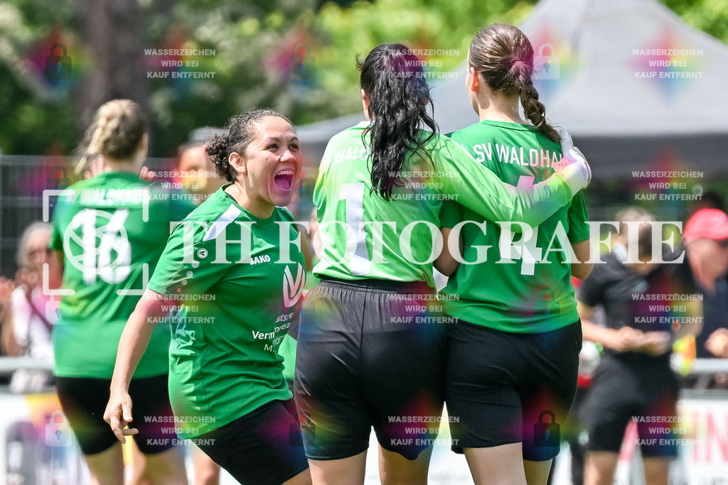 GER, FC Hauingen - SV Waldhaus, Frauen-Fussball, Rothaus Bezirkpokal, Finale, Saison 2024/2025, 29.05.2025 | Fabiane Priscila Leite de Souza (SV Waldhaus, #12), Anna Stowasser (SV Waldhaus, #01), Anna-Maria Cigolla (SV Waldhaus, #04)GER, FC Hauingen - SV Waldhaus, Frauen-Fussball, Rothaus Bezirkpokal, Finale, Saison 2024/2025, 29.05.2025Foto: TH Fotografie/Thomas Hess